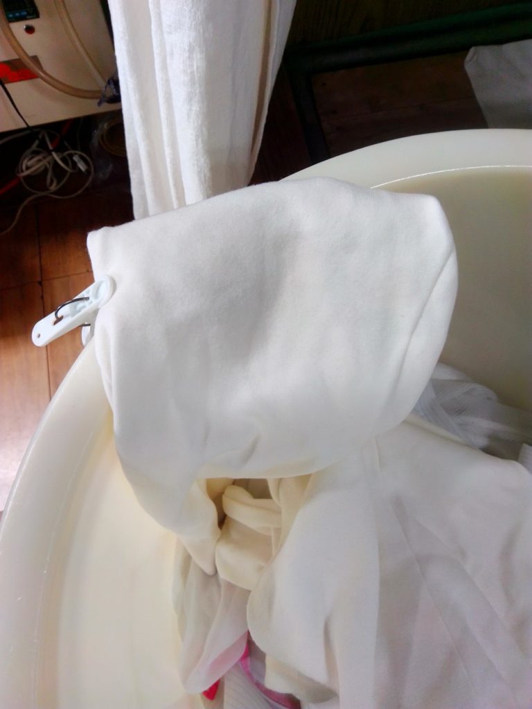 煮汁のシミが落ちた食品工場の白衣（AFTER）